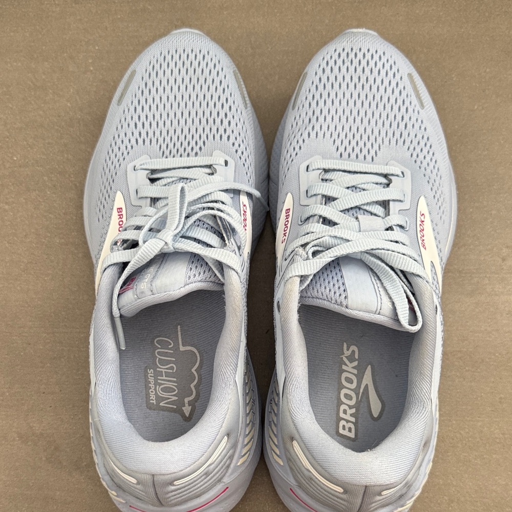 Brooks Adrenaline GTS 22 (Women's) - Picture 2 of 9